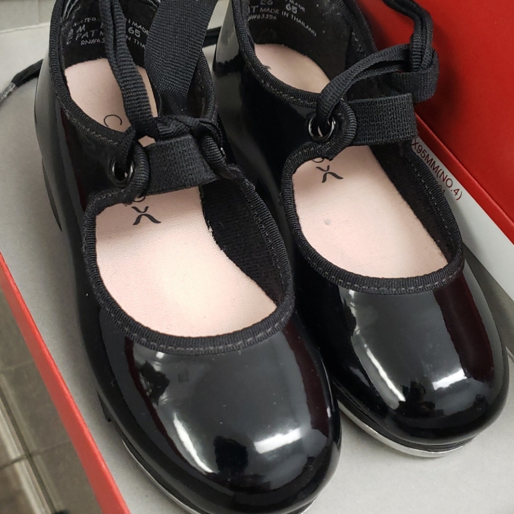 Barely worn black patent leather 8M kids